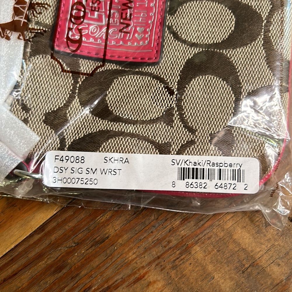 Coach signature small wristlet BNWT - Picture 2 of 10